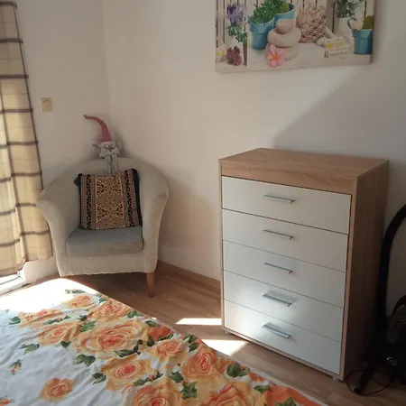 International 2-star Spacious 88 Sq M Apartament Warna